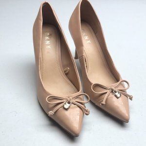 PREMIUM DKNY PATENT LEATHER CREAM HEELS 5M ⭐